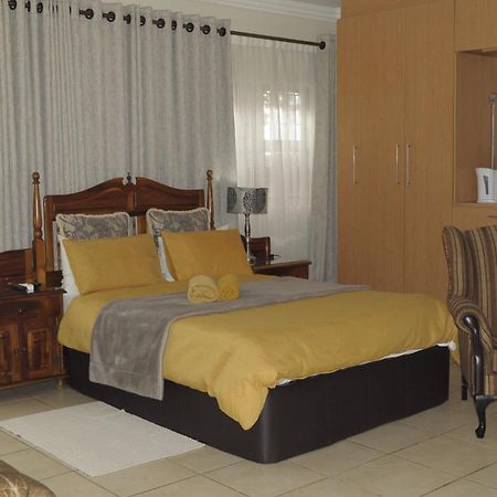 @Home Guest House รัสเทนเบิร์ก ภายนอก รูปภาพ