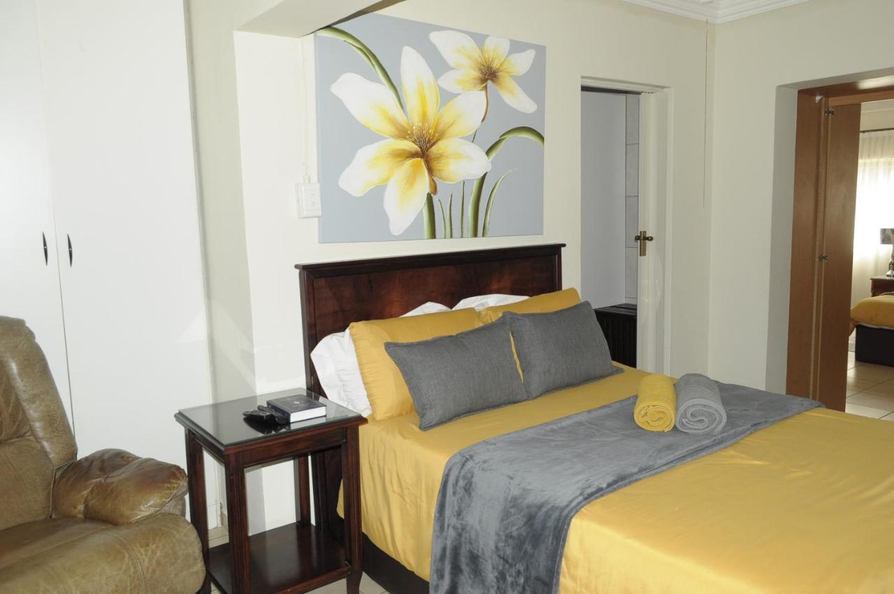 @Home Guest House รัสเทนเบิร์ก ภายนอก รูปภาพ