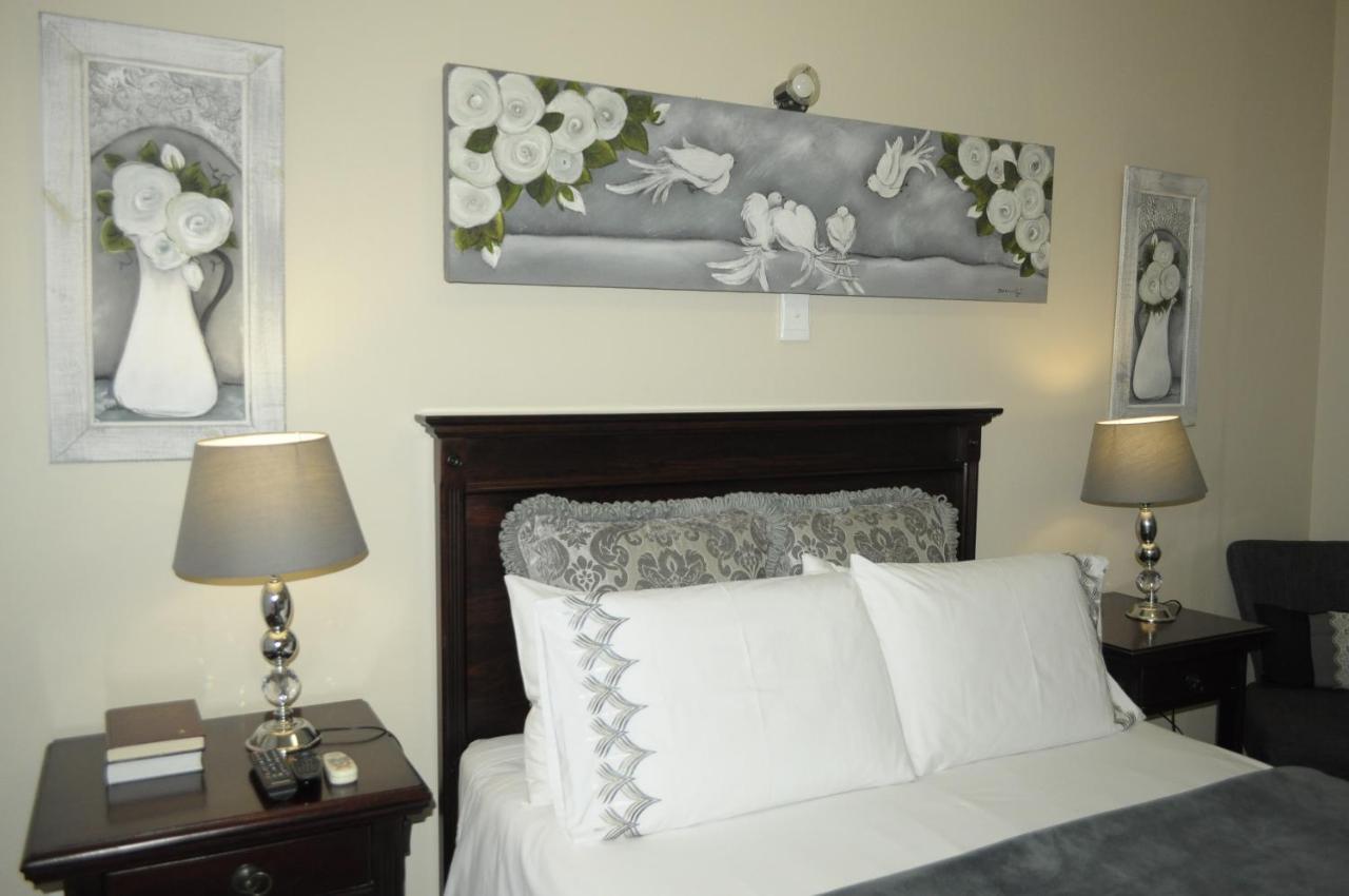 @Home Guest House รัสเทนเบิร์ก ภายนอก รูปภาพ