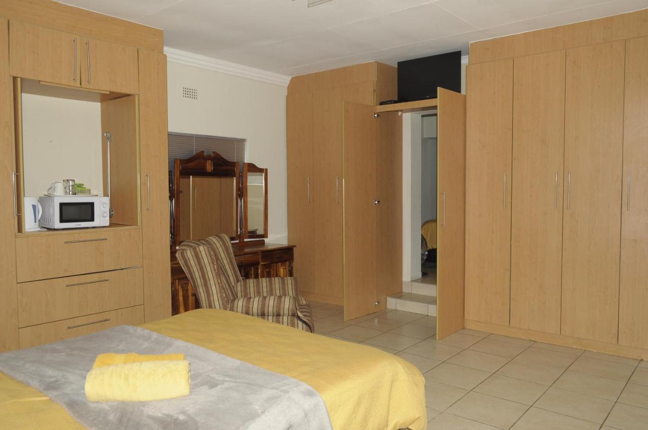 @Home Guest House รัสเทนเบิร์ก ภายนอก รูปภาพ