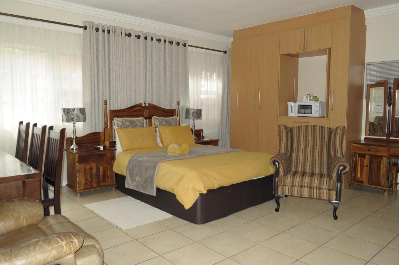 @Home Guest House รัสเทนเบิร์ก ภายนอก รูปภาพ