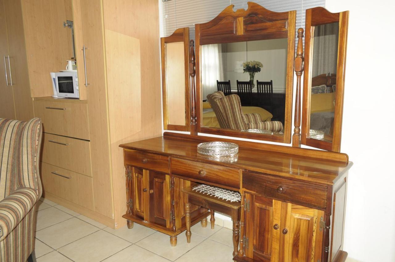 @Home Guest House รัสเทนเบิร์ก ภายนอก รูปภาพ