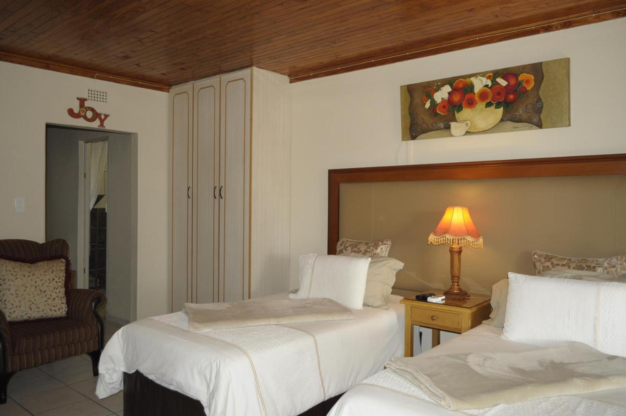 @Home Guest House รัสเทนเบิร์ก ภายนอก รูปภาพ