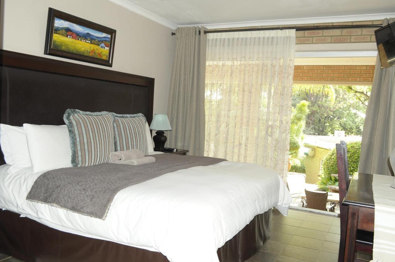 @Home Guest House รัสเทนเบิร์ก ภายนอก รูปภาพ