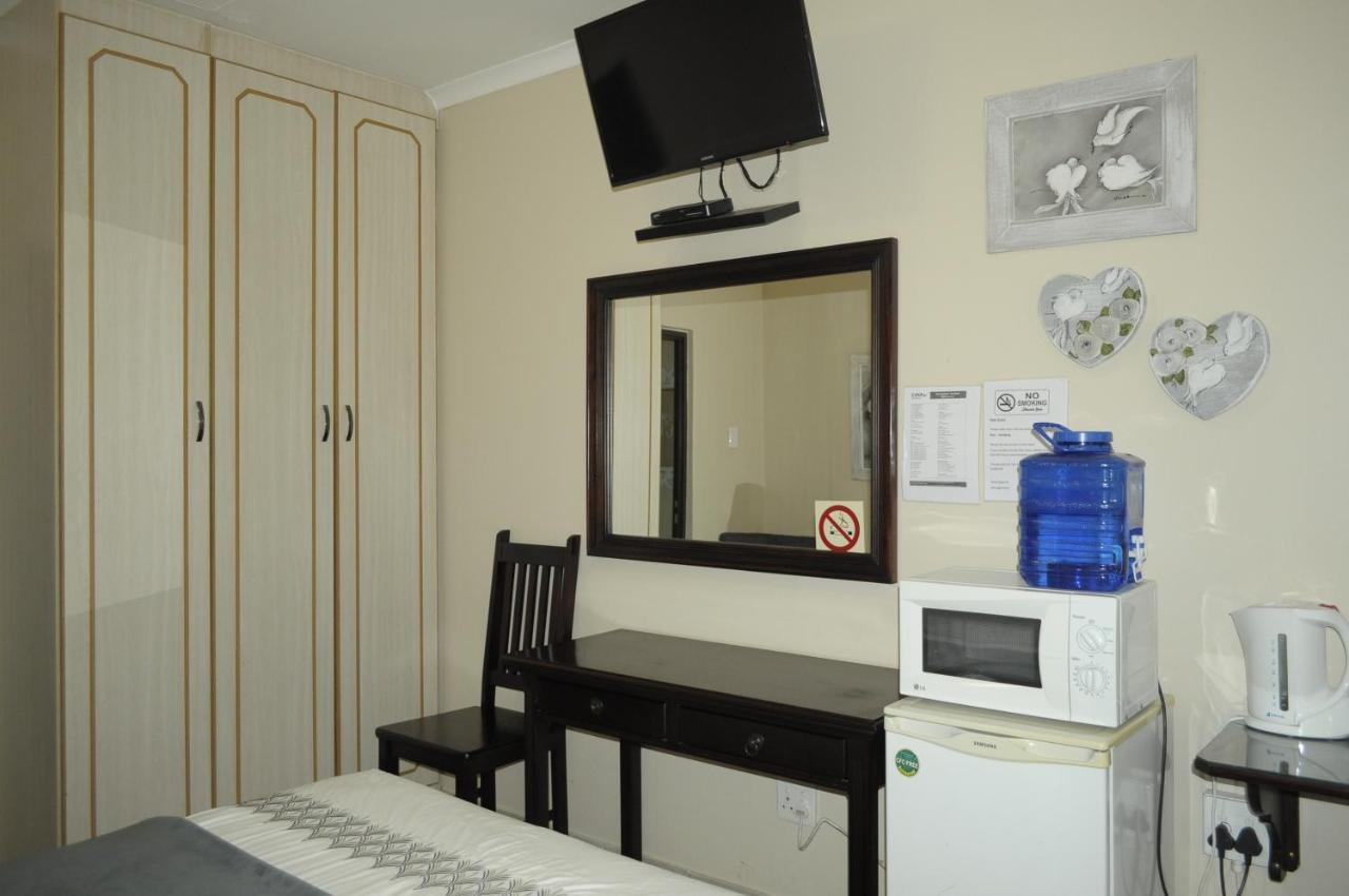 @Home Guest House รัสเทนเบิร์ก ภายนอก รูปภาพ