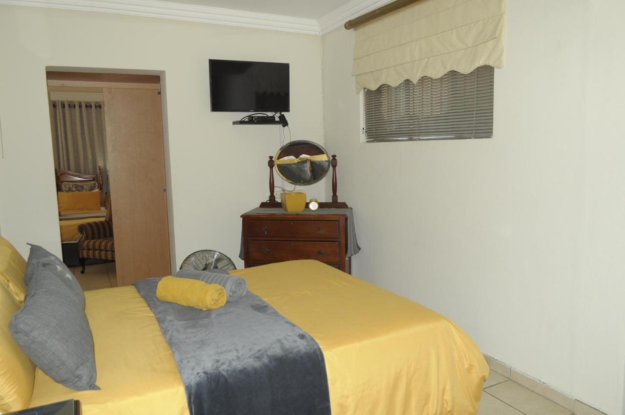 @Home Guest House รัสเทนเบิร์ก ภายนอก รูปภาพ