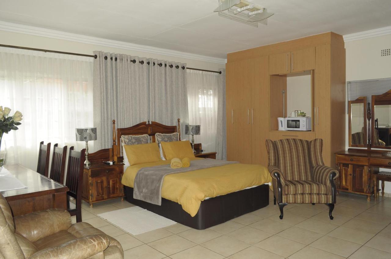 @Home Guest House รัสเทนเบิร์ก ภายนอก รูปภาพ