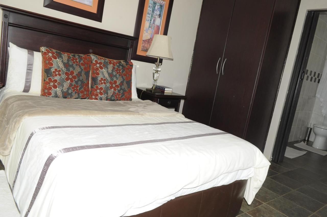 @Home Guest House รัสเทนเบิร์ก ภายนอก รูปภาพ