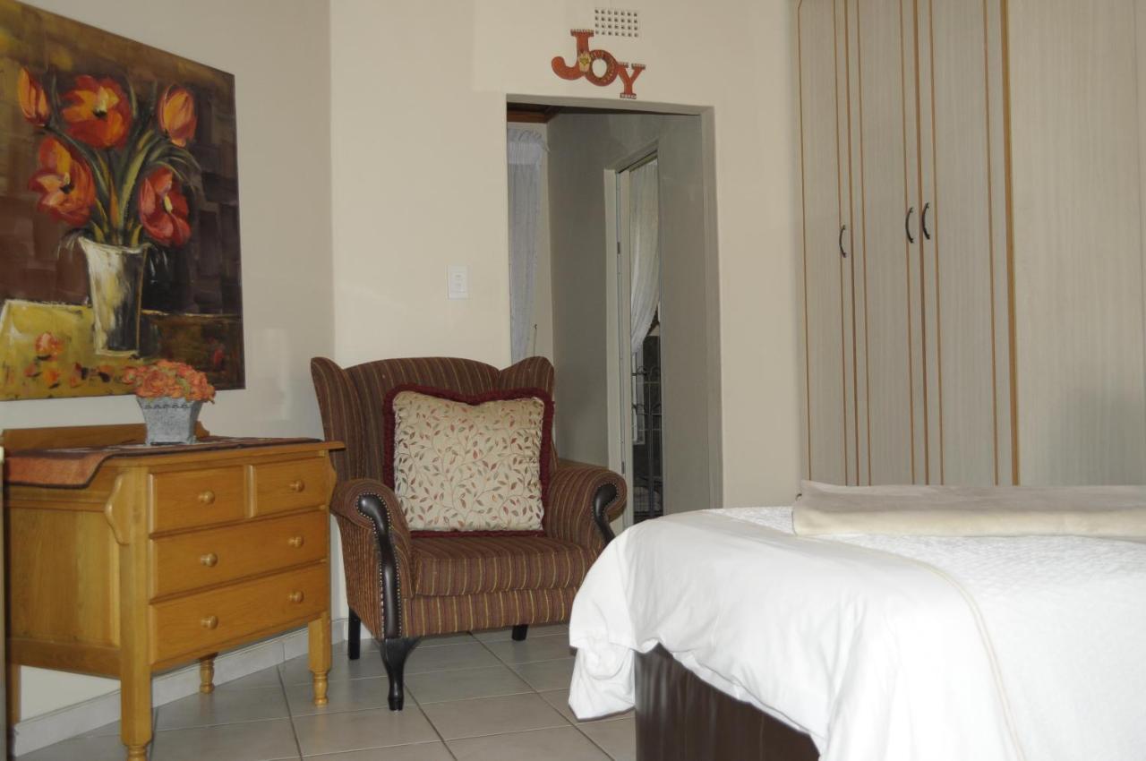 @Home Guest House รัสเทนเบิร์ก ภายนอก รูปภาพ