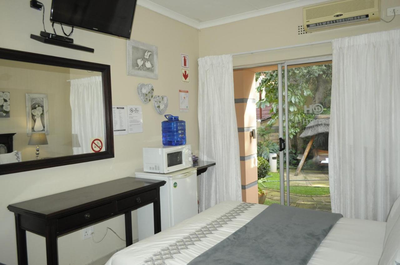 @Home Guest House รัสเทนเบิร์ก ภายนอก รูปภาพ