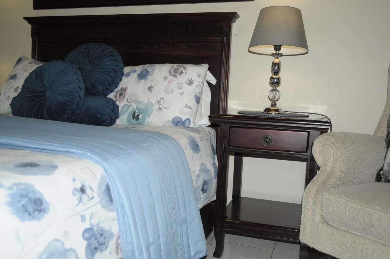 @Home Guest House รัสเทนเบิร์ก ภายนอก รูปภาพ