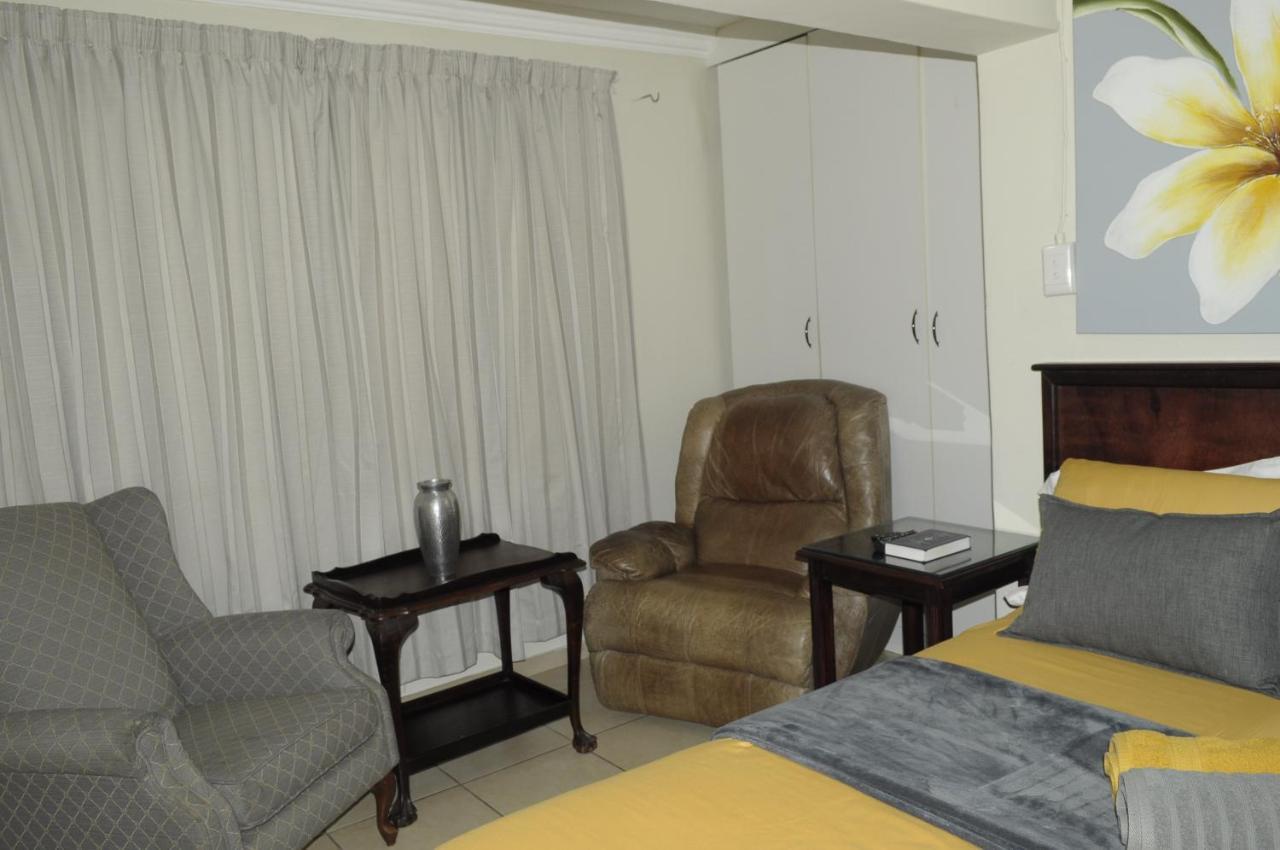 @Home Guest House รัสเทนเบิร์ก ภายนอก รูปภาพ