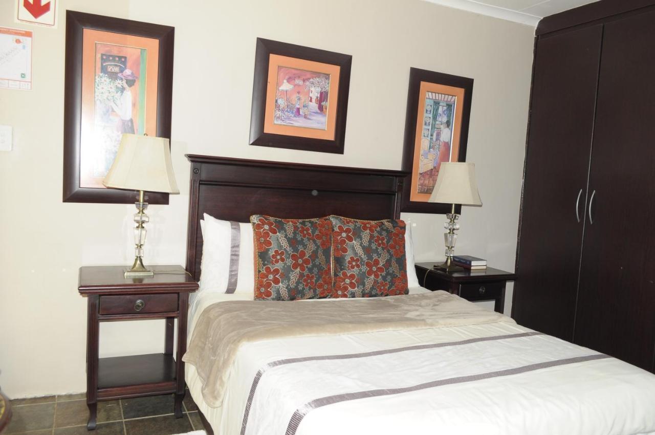 @Home Guest House รัสเทนเบิร์ก ภายนอก รูปภาพ