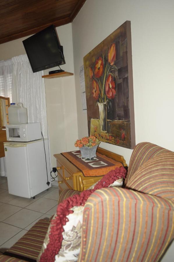 @Home Guest House รัสเทนเบิร์ก ภายนอก รูปภาพ