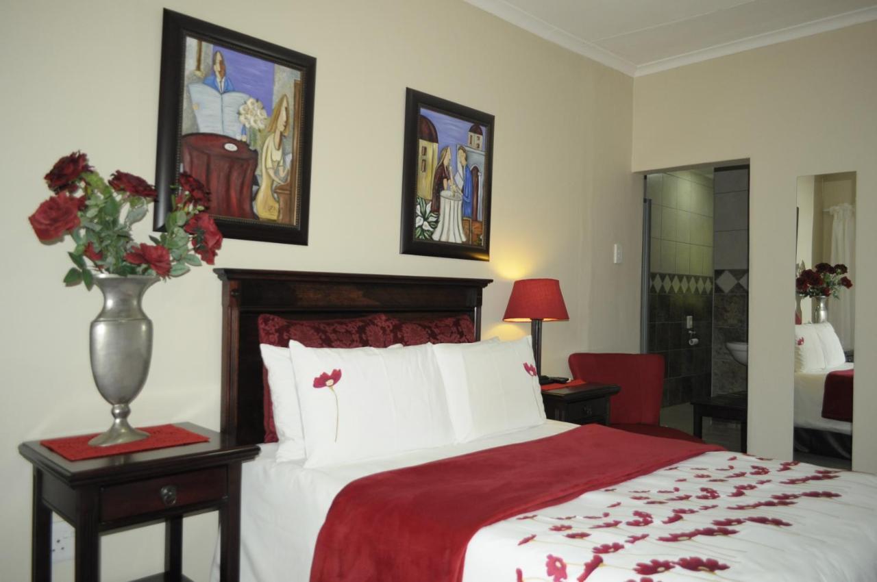 @Home Guest House รัสเทนเบิร์ก ภายนอก รูปภาพ