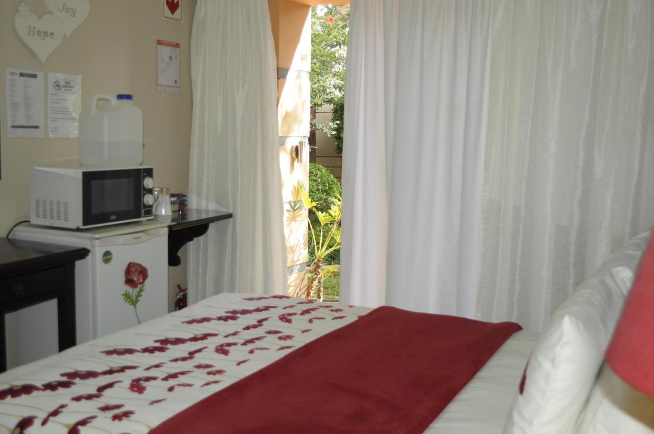 @Home Guest House รัสเทนเบิร์ก ภายนอก รูปภาพ