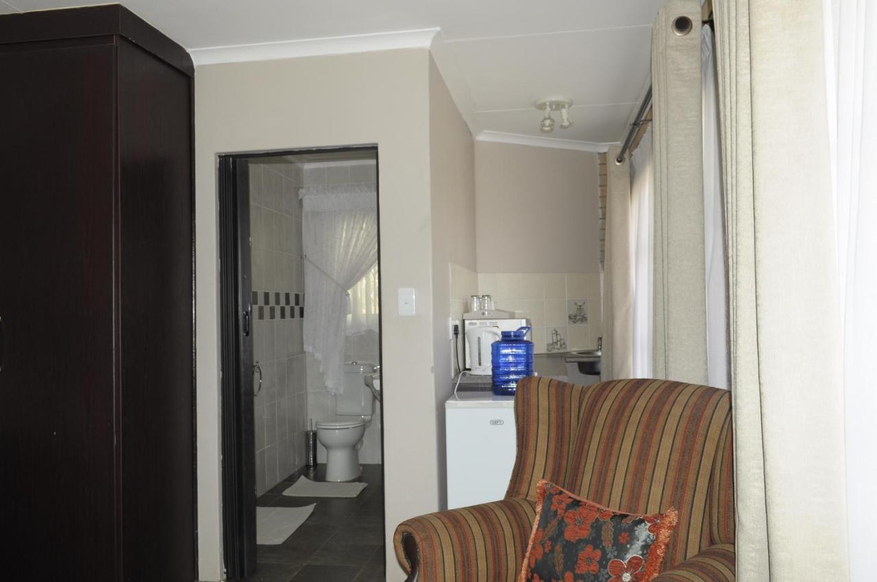 @Home Guest House รัสเทนเบิร์ก ภายนอก รูปภาพ