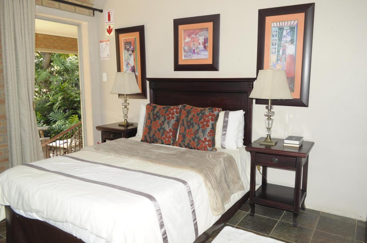 @Home Guest House รัสเทนเบิร์ก ภายนอก รูปภาพ