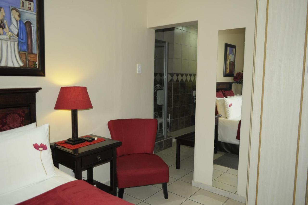 @Home Guest House รัสเทนเบิร์ก ภายนอก รูปภาพ