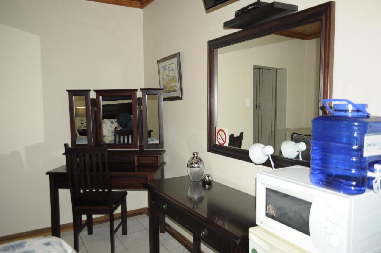 @Home Guest House รัสเทนเบิร์ก ภายนอก รูปภาพ