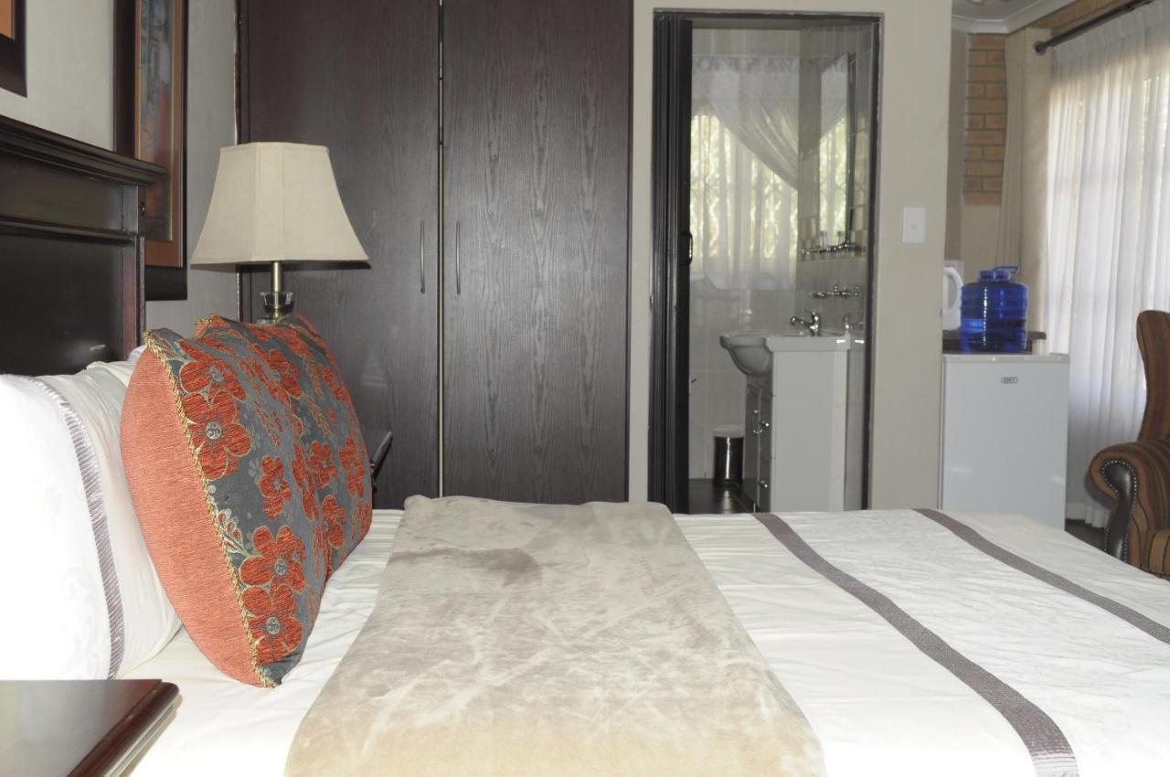 @Home Guest House รัสเทนเบิร์ก ภายนอก รูปภาพ