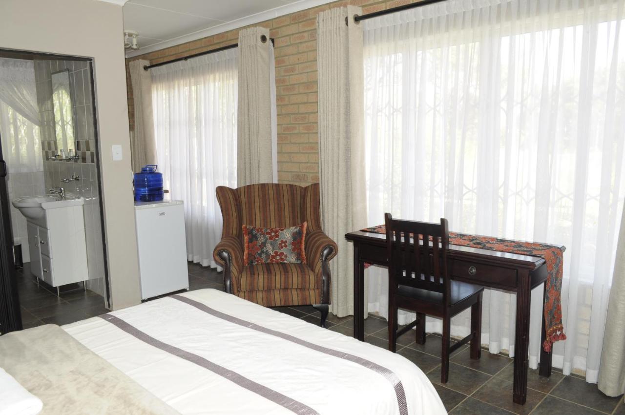 @Home Guest House รัสเทนเบิร์ก ภายนอก รูปภาพ