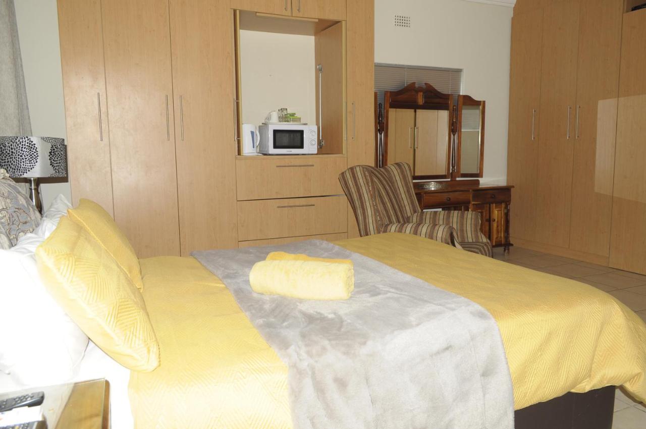 @Home Guest House รัสเทนเบิร์ก ภายนอก รูปภาพ
