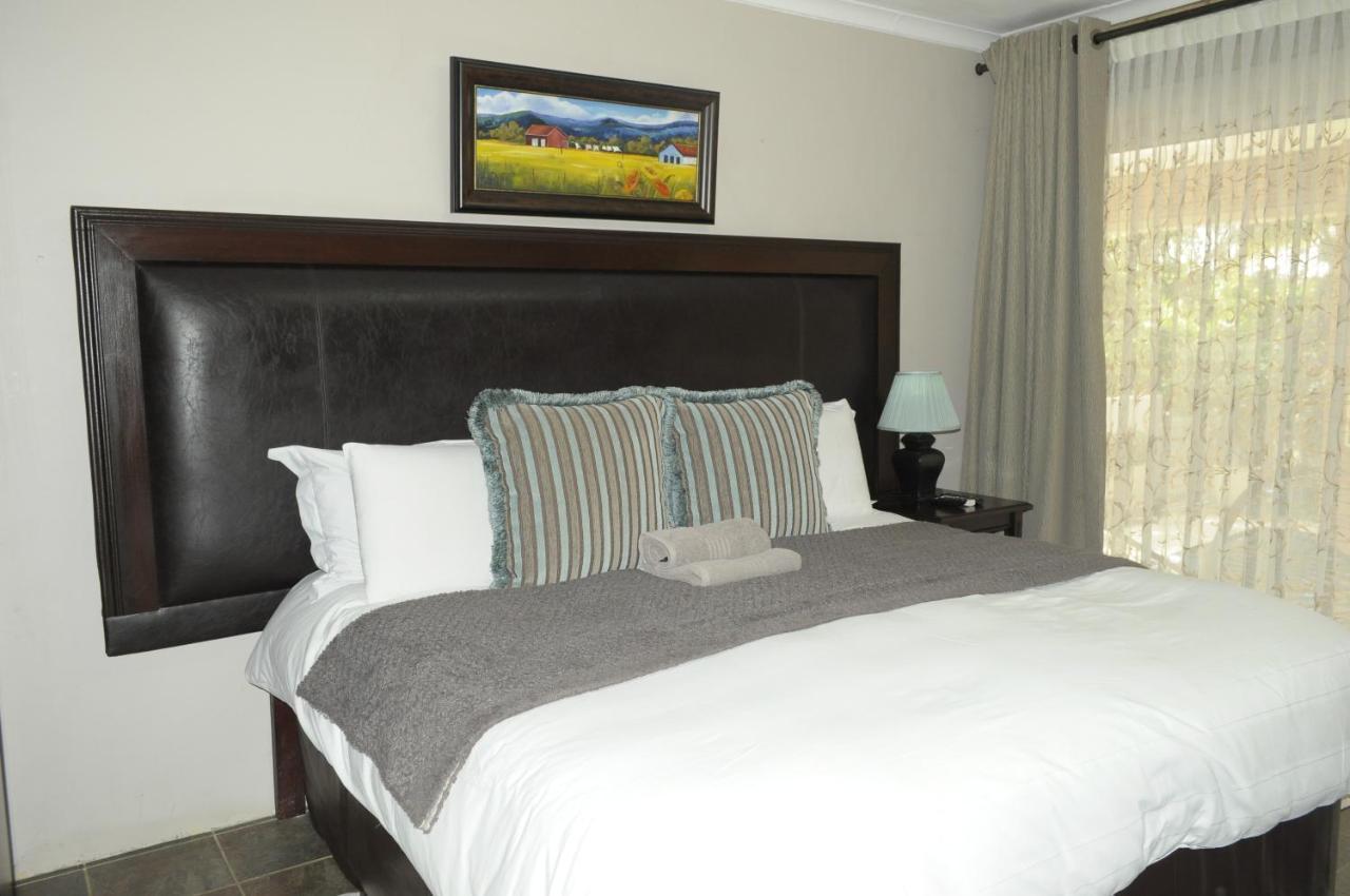 @Home Guest House รัสเทนเบิร์ก ภายนอก รูปภาพ