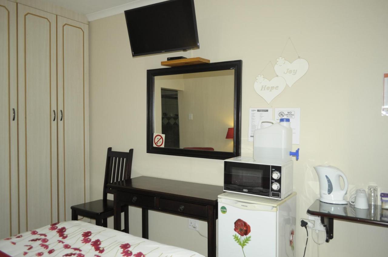 @Home Guest House รัสเทนเบิร์ก ภายนอก รูปภาพ