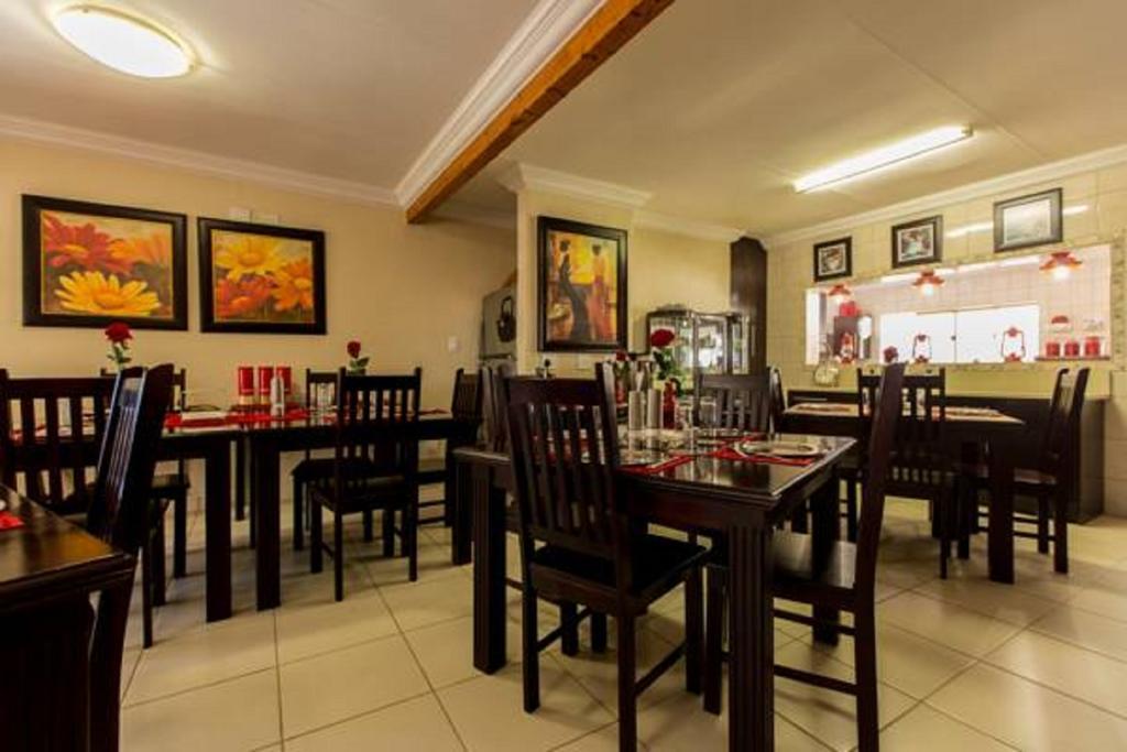 @Home Guest House รัสเทนเบิร์ก ภายนอก รูปภาพ