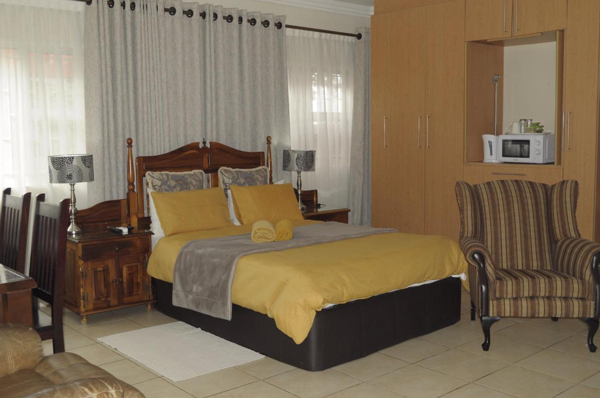 @Home Guest House รัสเทนเบิร์ก ภายนอก รูปภาพ