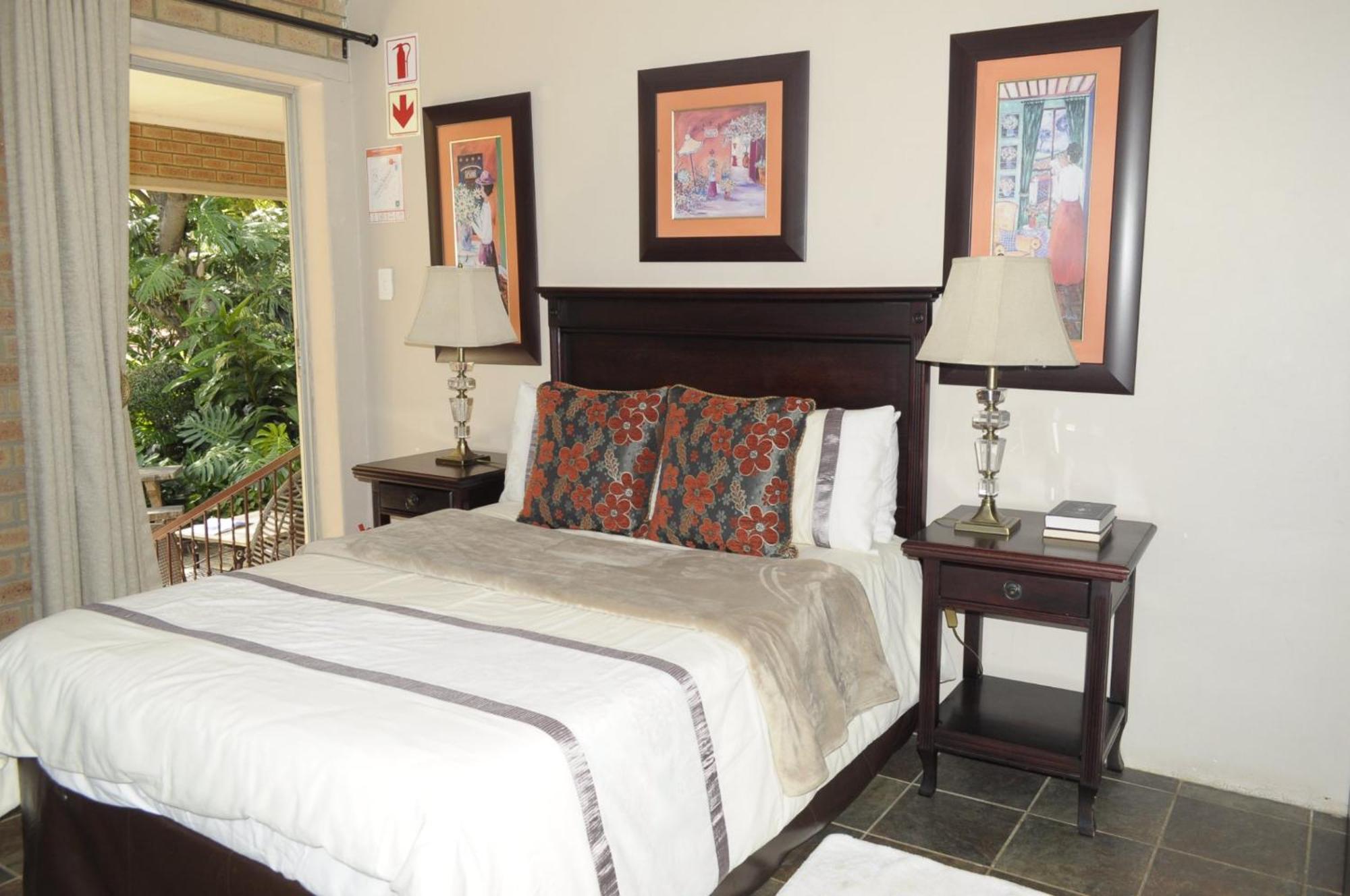 @Home Guest House รัสเทนเบิร์ก ภายนอก รูปภาพ