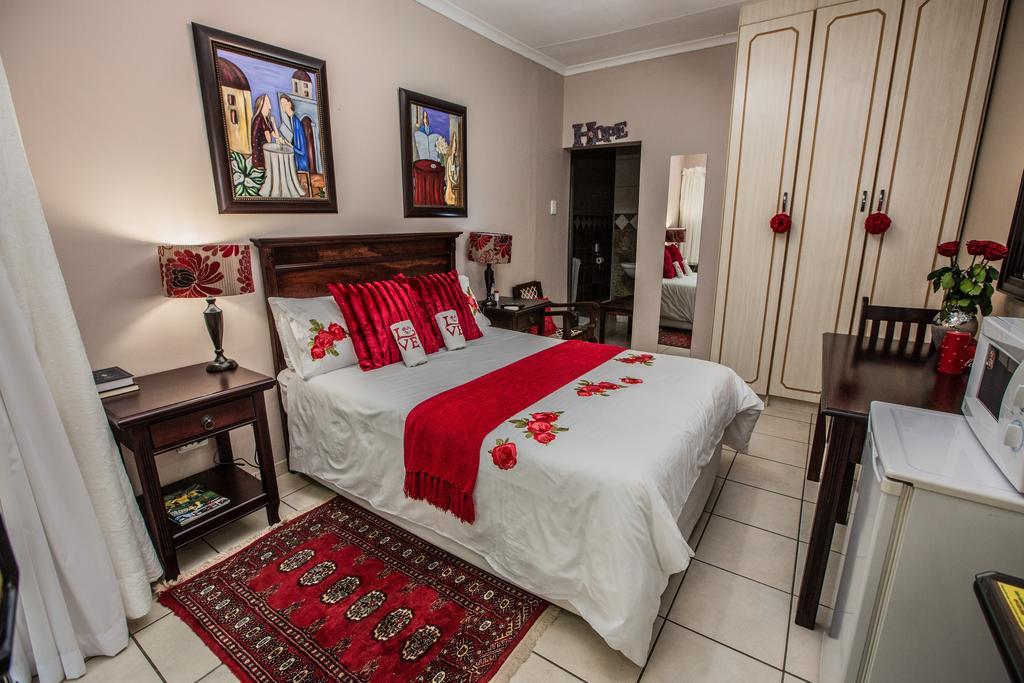 @Home Guest House รัสเทนเบิร์ก ห้อง รูปภาพ