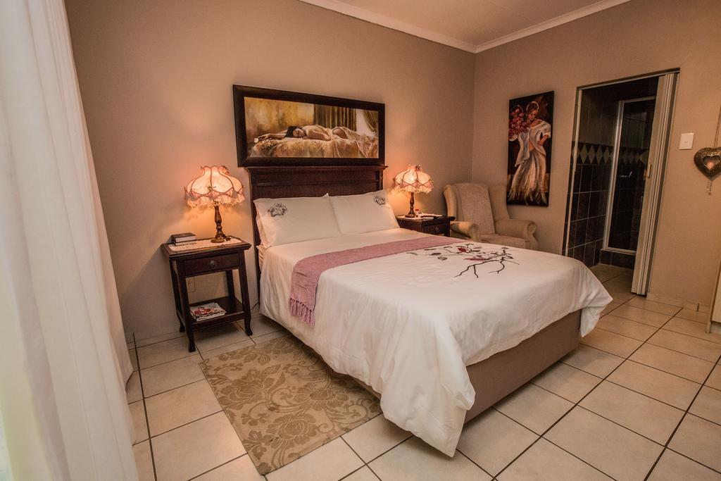 @Home Guest House รัสเทนเบิร์ก ภายนอก รูปภาพ