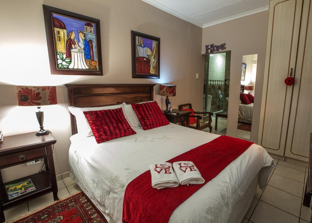@Home Guest House รัสเทนเบิร์ก ภายนอก รูปภาพ